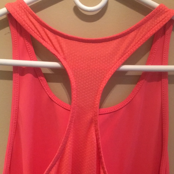 Layer 8  Quick Dry Workout Tank in Medium - Picture 4 of 9